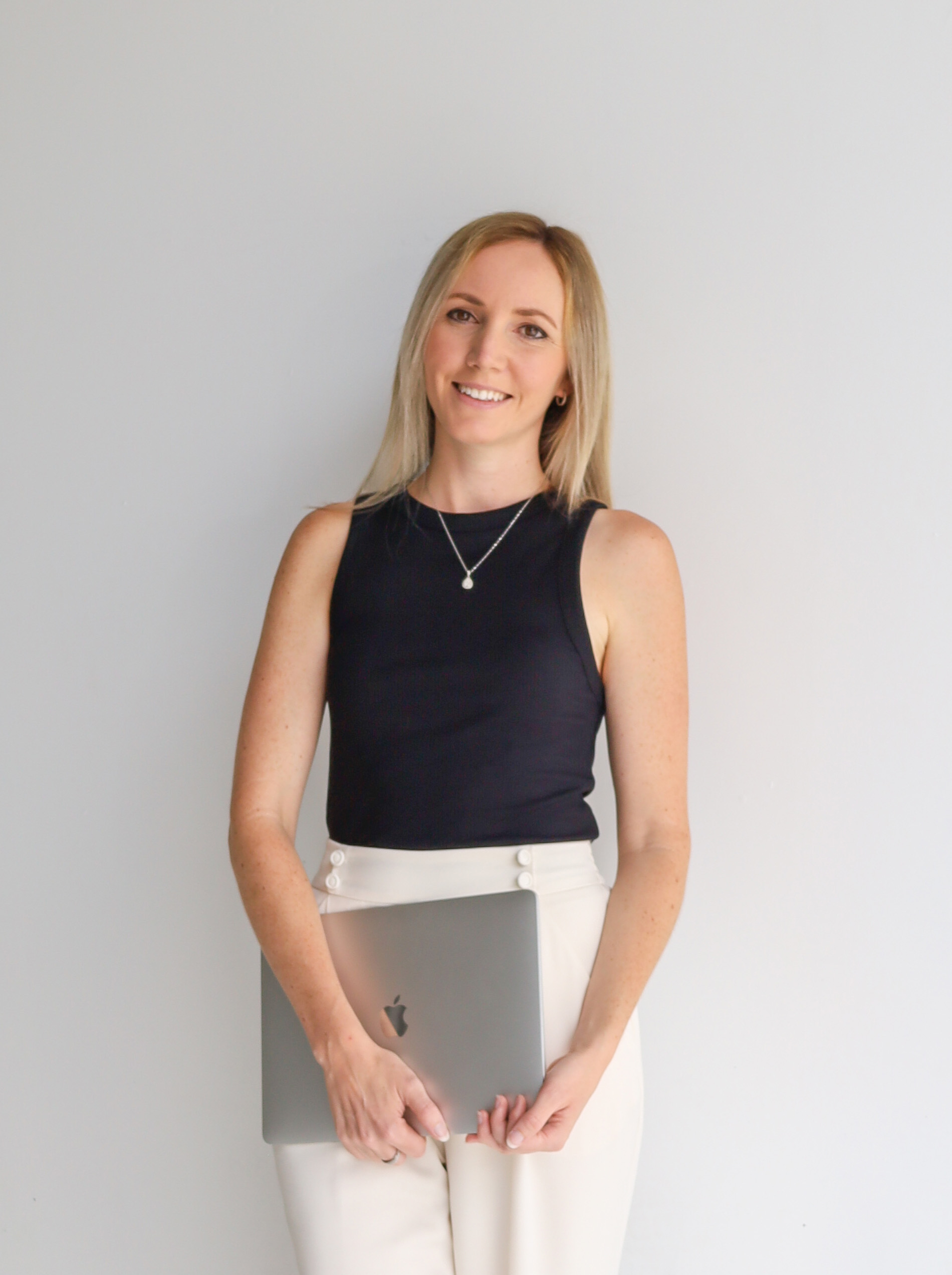 White Ink Creative is featured on Brands on Cue. Read Ash’s insights on elevated branding, ideal clients, design style, and The Brand Design Experience™.